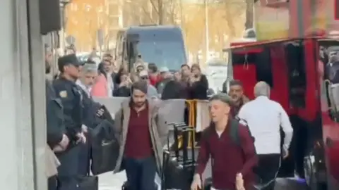 "¡Racista!" Prestianni, insultado al salir del hotel del Benfica en Madrid