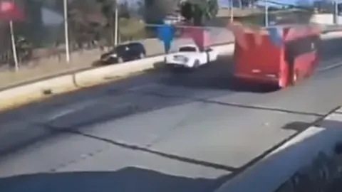 El conductor del autobús reaccionó a tiempo y logró escapara de los supuestos sicarios del CJNG / Especial