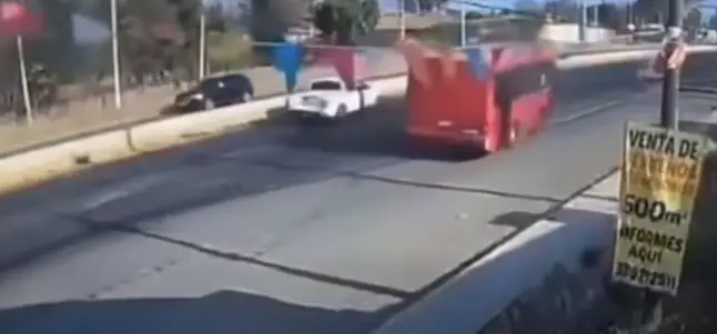 El conductor del autobús reaccionó a tiempo y logró escapara de los supuestos sicarios del CJNG / Especial