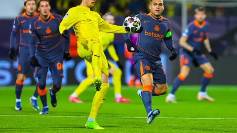 Fredrik Sjøvold se enfrenta a Lautaro Martínez en el partido de ida entre Bodo/Glimt e Inter | AP