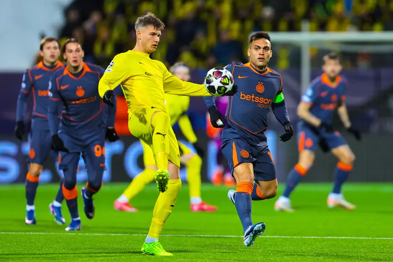 Fredrik Sjøvold se enfrenta a Lautaro Martínez en el partido de ida entre Bodo/Glimt e Inter | AP