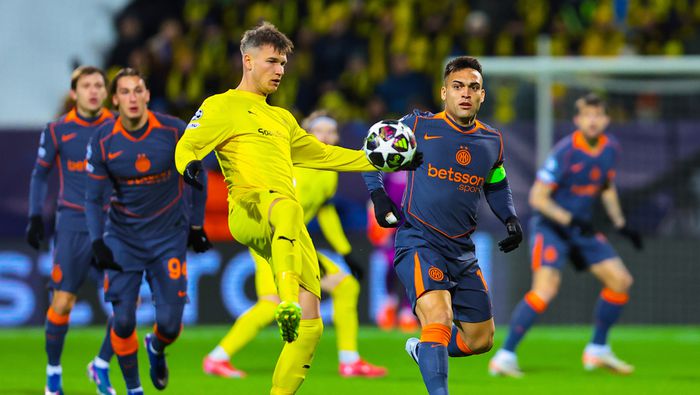 Fredrik Sjøvold se enfrenta a Lautaro Martínez en el partido de ida entre Bodo/Glimt e Inter | AP