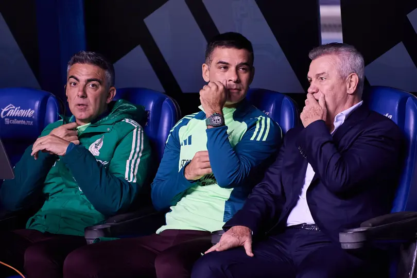 Conversación entre entrenador y sus auxiliares | MexSport