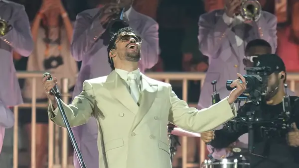 Bad Bunny hace homenaje a Pelé en pleno concierto en Brasil
