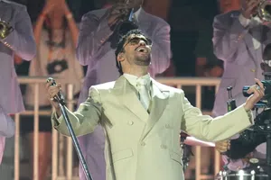 Bad Bunny hace homenaje a Pelé en pleno concierto en Brasil