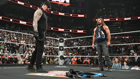 Llegada de Taker al discurso de Styles | wwe.com