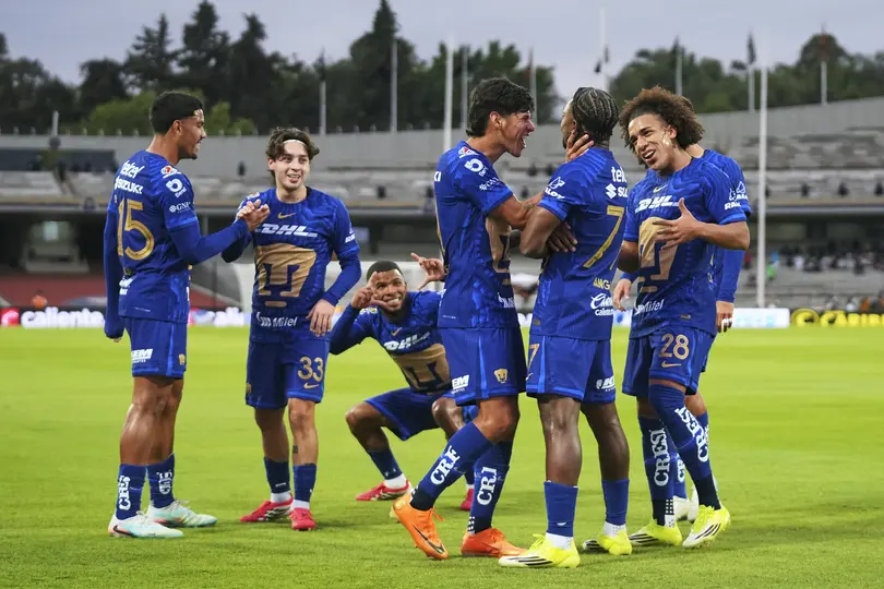 Jugadores de Pumas felicitan a Álvaro Angulo por su anotación ante Monterrey | IMAGO 7