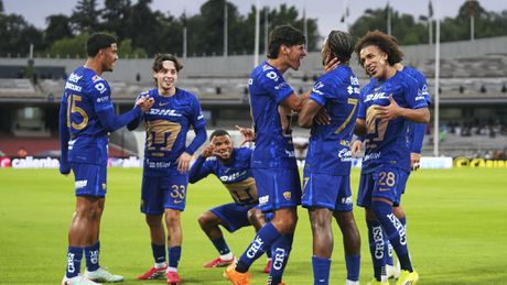 Jugadores de Pumas felicitan a Álvaro Angulo por su anotación ante Monterrey | IMAGO 7