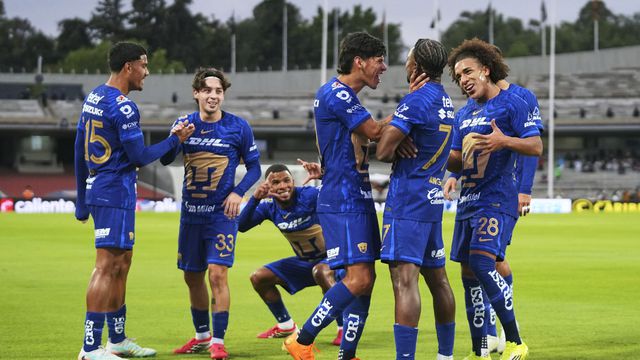 Jugadores de Pumas felicitan a Álvaro Angulo por su anotación ante Monterrey | IMAGO 7