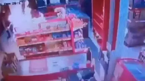 Sujetos lanzaron un artefacto incendiario contra la fachada del establecimiento./ Captura de pantalla