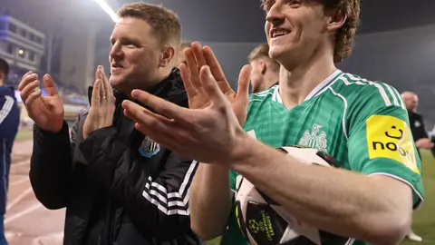 Eddie Howe y Anthony Gordon festejando la victoria en la Ida | AP