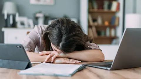 Especialistas de la UNAM explican que la procrastinación no es flojera, sino un problema de regulación emocional. / iStock