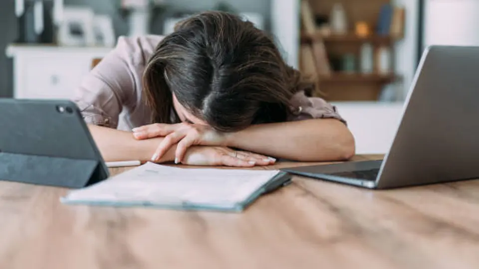 Especialistas de la UNAM explican que la procrastinación no es flojera, sino un problema de regulación emocional. / iStock