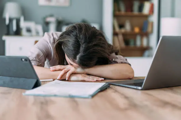 Especialistas de la UNAM explican que la procrastinación no es flojera, sino un problema de regulación emocional. / iStock