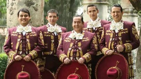 VIDEO: Roban 150 mil pesos al líder del Mariachi Gama Mil en Tlalnepantla
