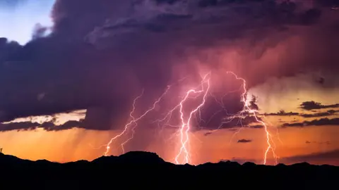 Una tormenta con partículas de polvo puede teñir la lluvia de un tono rojizo o anaranjado. / iStock