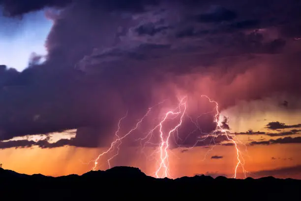 Una tormenta con partículas de polvo puede teñir la lluvia de un tono rojizo o anaranjado. / iStock