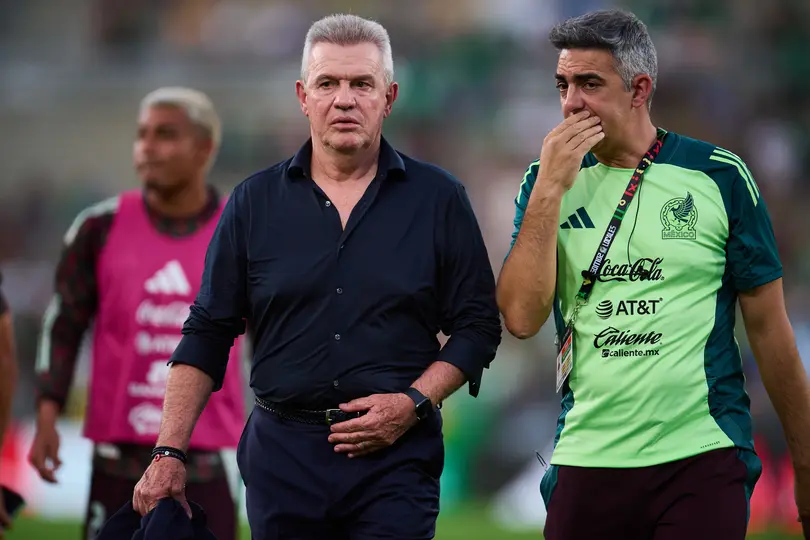 Aguirre dialogando con Amor en un duelo del Tri | MexSport