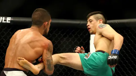 Moreno dando una patada a Sergio Pettis | Imago7