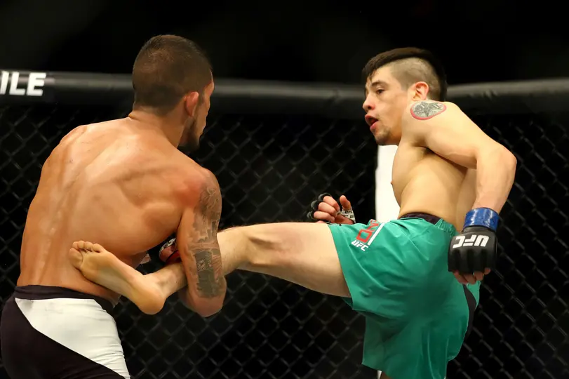 Moreno dando una patada a Sergio Pettis | Imago7