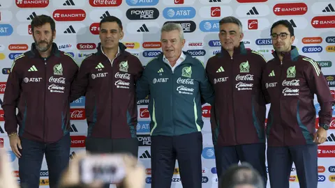 Lorente (derecha) en la presentación con el cuerpo técnico de Aguirre | MexSport