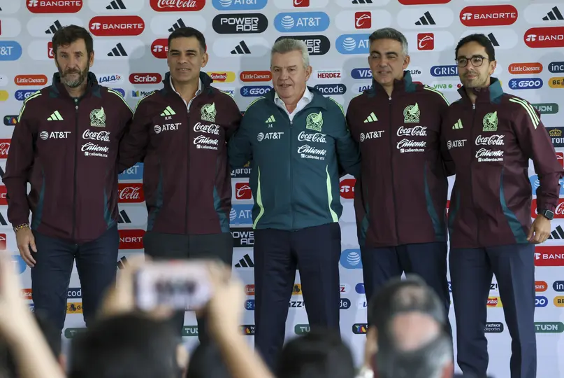 Lorente (derecha) en la presentación con el cuerpo técnico de Aguirre | MexSport