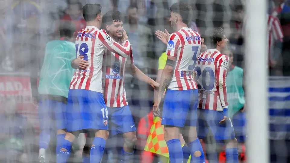 Jugadores de Atlético de Madrid felicitan a Jhonny Cardoso por su gol ante Club Brujas | AP