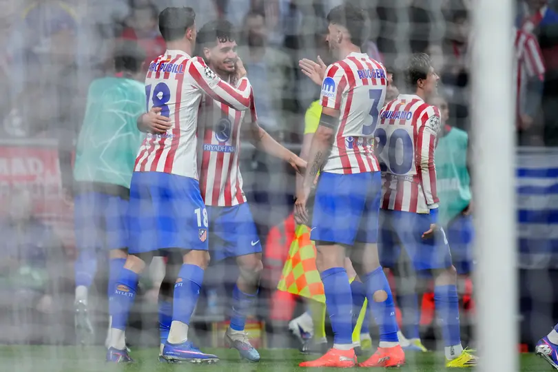 Jugadores de Atlético de Madrid felicitan a Jhonny Cardoso por su gol ante Club Brujas | AP