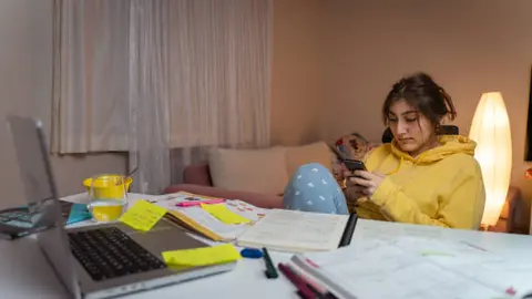 Revisar el celular o hacer tareas secundarias puede reforzar el ciclo de procrastinación. / iStock