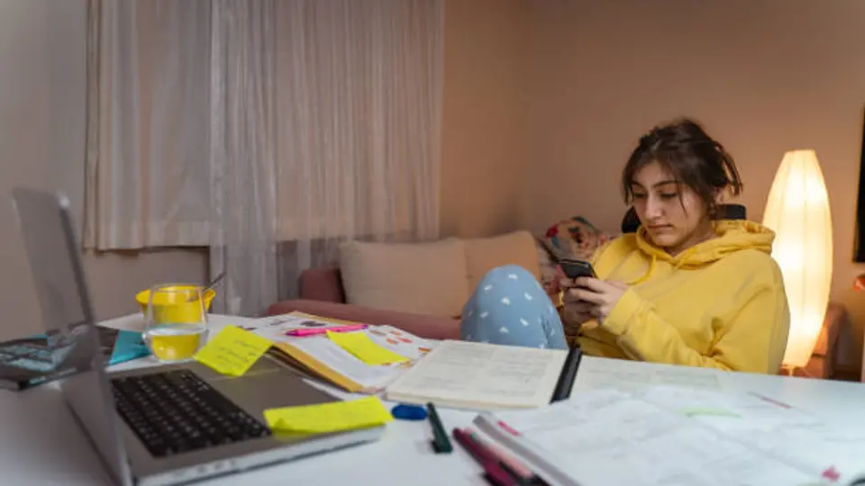 Revisar el celular o hacer tareas secundarias puede reforzar el ciclo de procrastinación. / iStock