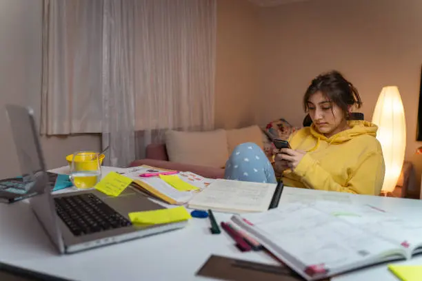 Revisar el celular o hacer tareas secundarias puede reforzar el ciclo de procrastinación. / iStock
