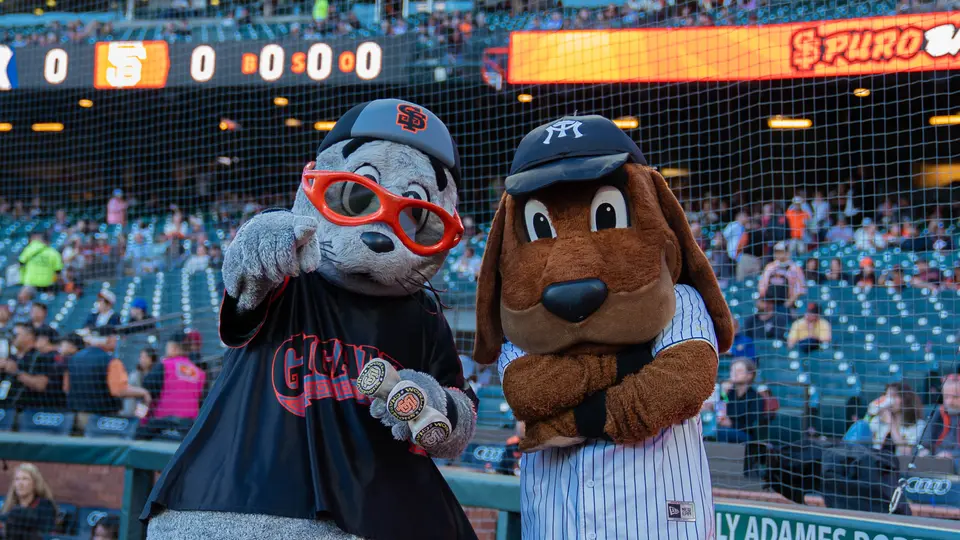 Mascotas de los dos equipos previo al encuentro | X: @SultanesOficial