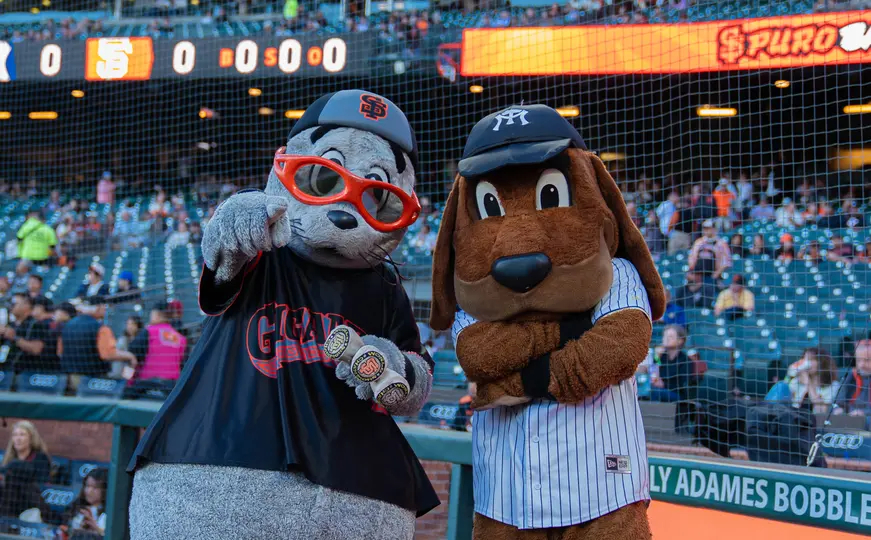 Mascotas de los dos equipos previo al encuentro | X: @SultanesOficial