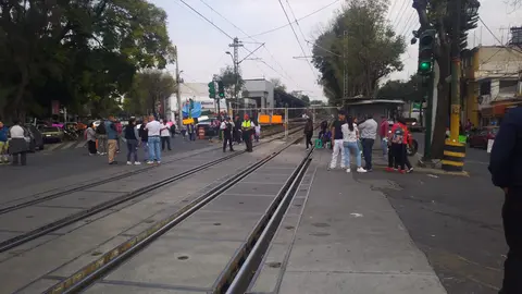 ¿Estará listo para el México vs Portugal? Tren Ligero se queda sin energía y usuarios caminan por las vías