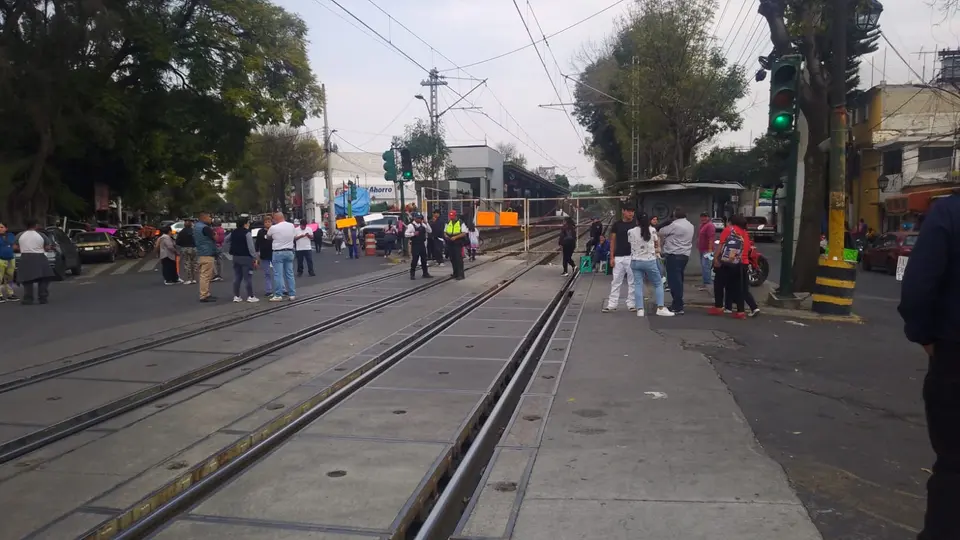 ¿Estará listo para el México vs Portugal? Tren Ligero se queda sin energía y usuarios caminan por las vías