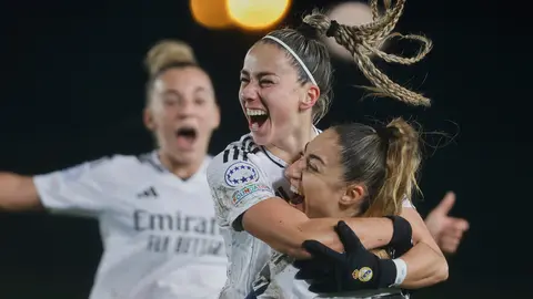 Athenea Castillo y Olga Carmona celebran con Real Madrid durante la Champions League de 2025 | AP