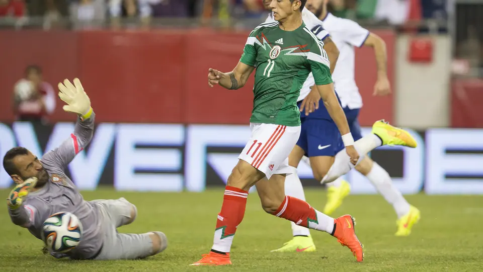 Alan Pulido falla un mano a mano contra Eduardo en el amistoso de 2014. l MEXSPORT