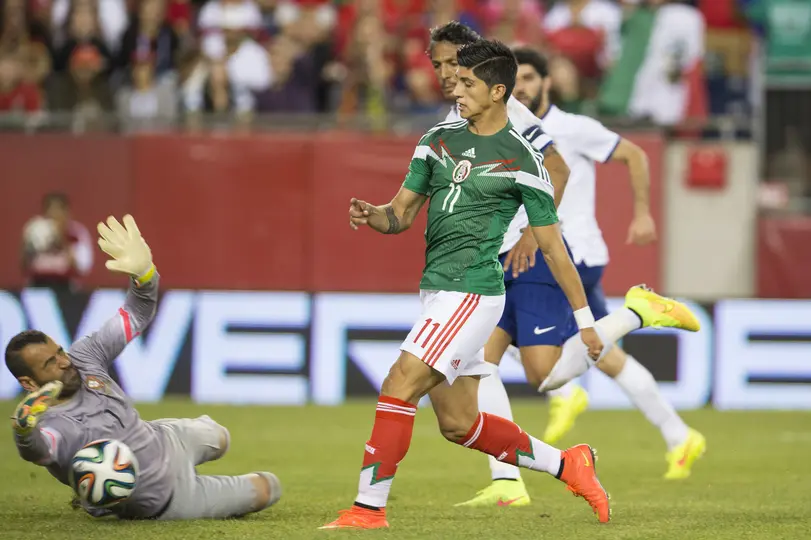 Alan Pulido falla un mano a mano contra Eduardo en el amistoso de 2014. l MEXSPORT