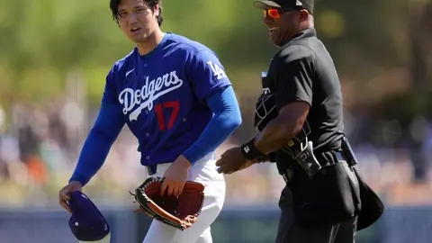Umpire en partido de Dodgers l AP