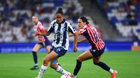 Marcela Restrepo se enfrenta a Jasmine Casarez en el partido entre Rayadas de Monterrey y Chivas en el Clausura 2026 de la Liga MX Femenil | IMAGO 7