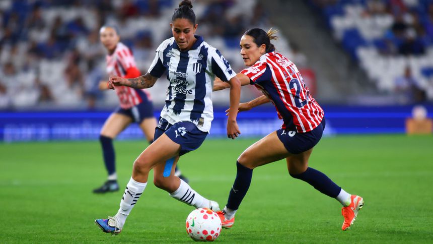 Marcela Restrepo se enfrenta a Jasmine Casarez en el partido entre Rayadas de Monterrey y Chivas en el Clausura 2026 de la Liga MX Femenil | IMAGO 7
