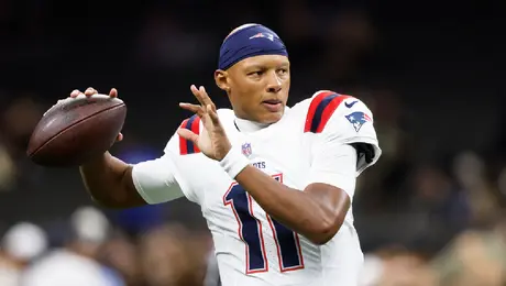 Patriots dejan libre al QB Josh Dobbs y colocan a Tommy DeVito como suplente de Drake Maye