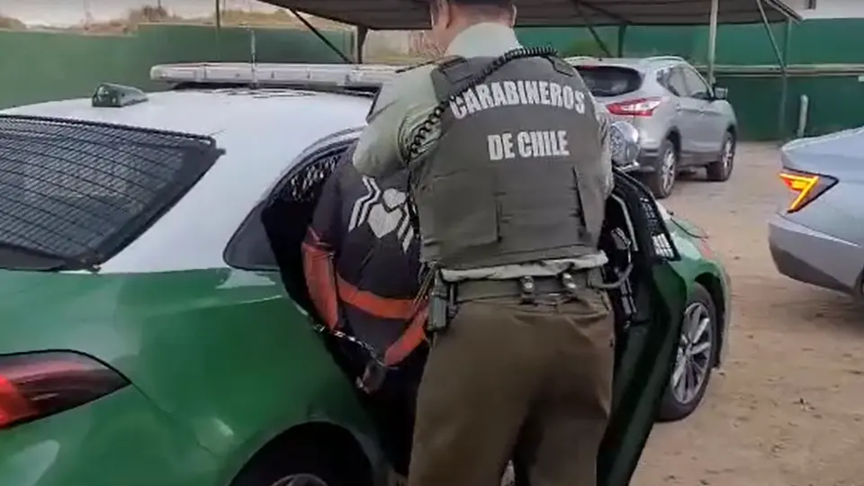 El sujeto fue arrestado mientras realizaba actividades en la vía pública. / X