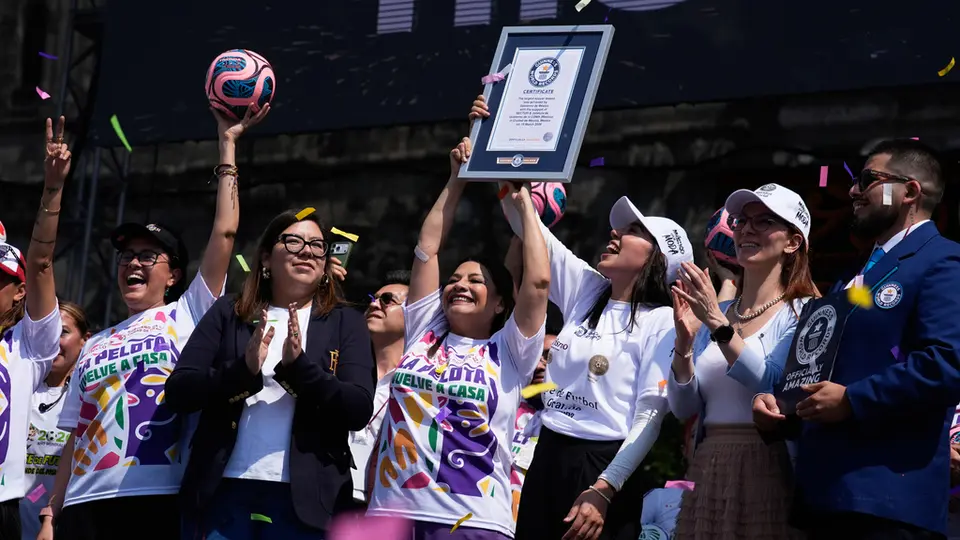 Clara Brugada con el certificado del récord Guiness a la clase de futbol más grande | AP