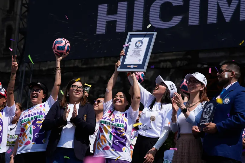 Clara Brugada con el certificado del récord Guiness a la clase de futbol más grande | AP