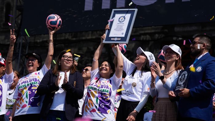 Clara Brugada con el certificado del récord Guiness a la clase de futbol más grande | AP