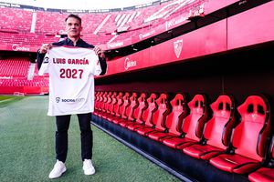 Luis García fue presentado como el nuevo DT de Sevilla | x @SevillaFC