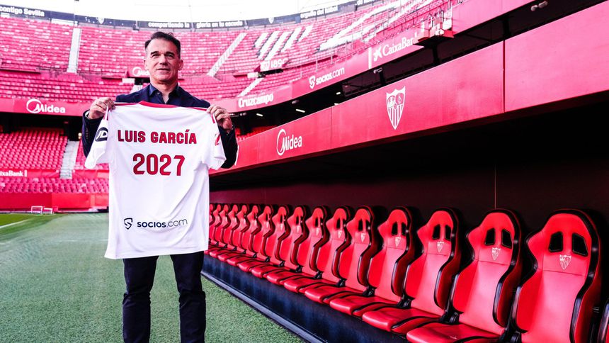 Luis García fue presentado como el nuevo DT de Sevilla | x @SevillaFC