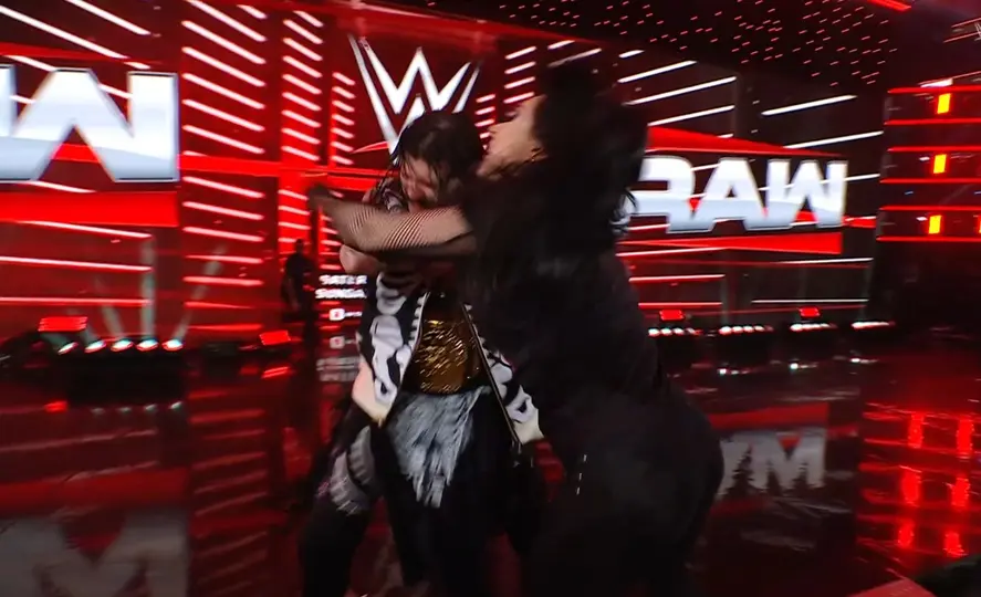 Stephanie Vaquer también golpeó a Dominik Mysterio | Captura: WWE