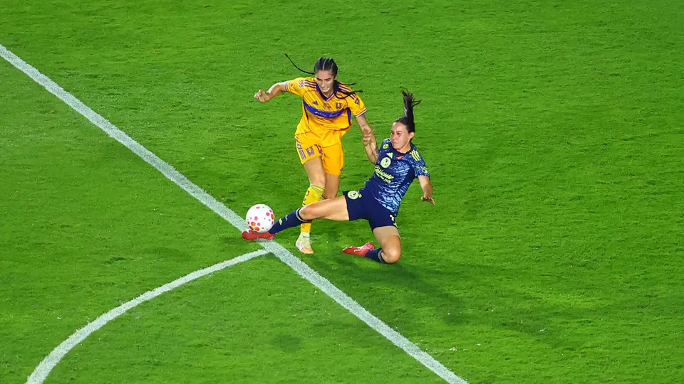 Diana Ordoñez y Kimberly Rodríguez durante el partido de vuelta de la Final ente Tigres y América en la Liga MX Femenil | IMAGO 7
